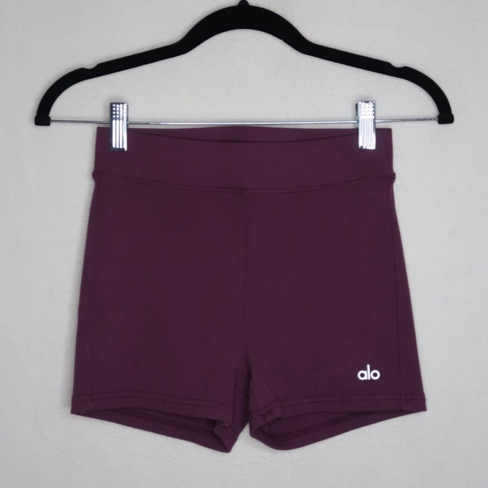 ALO Yoga Goddess Ribbed High Waist Hot Shorts Raisin Purple XS Womens Athleisure